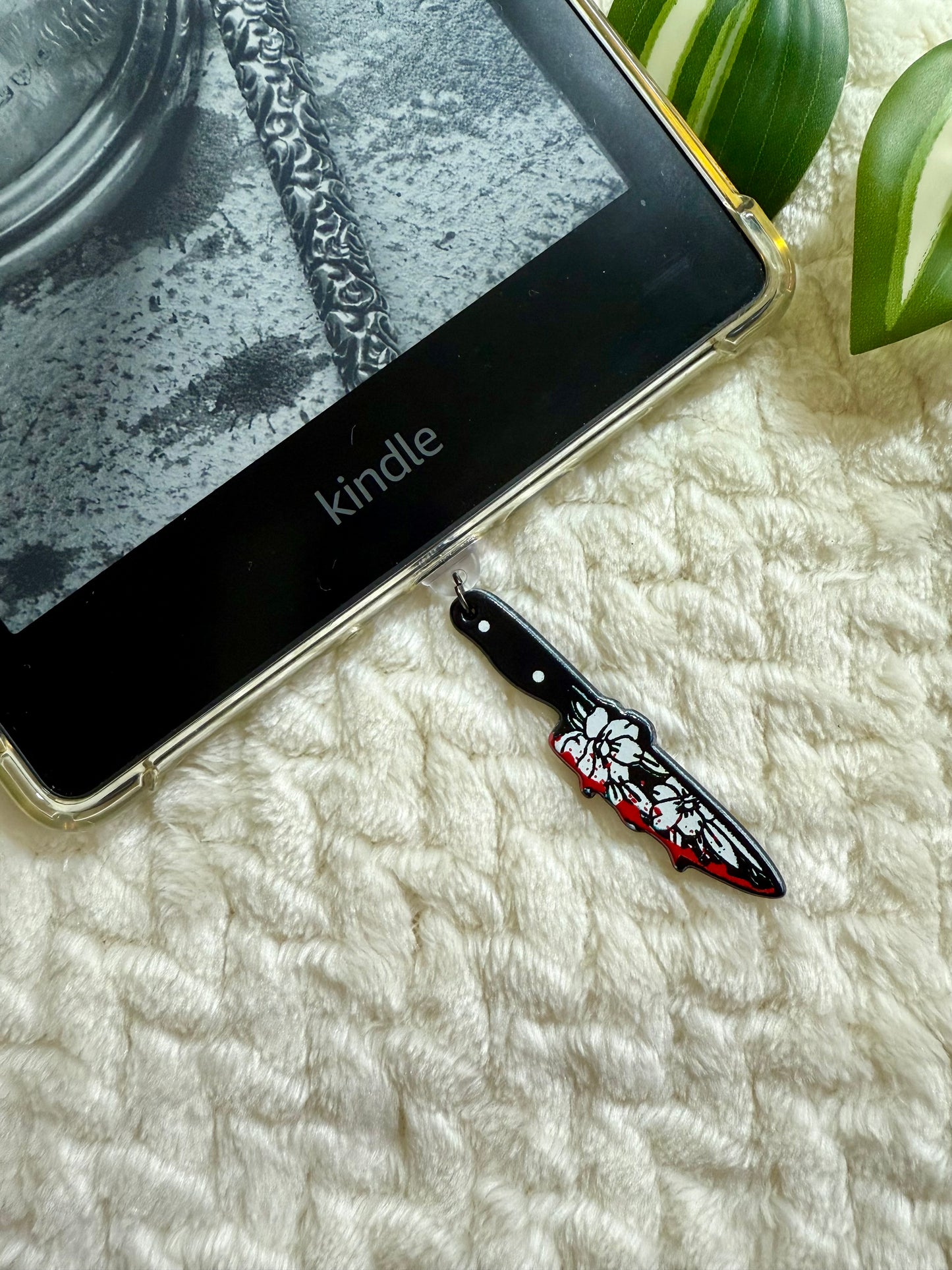 Kindle / E-Reader Thriller Knife Charm