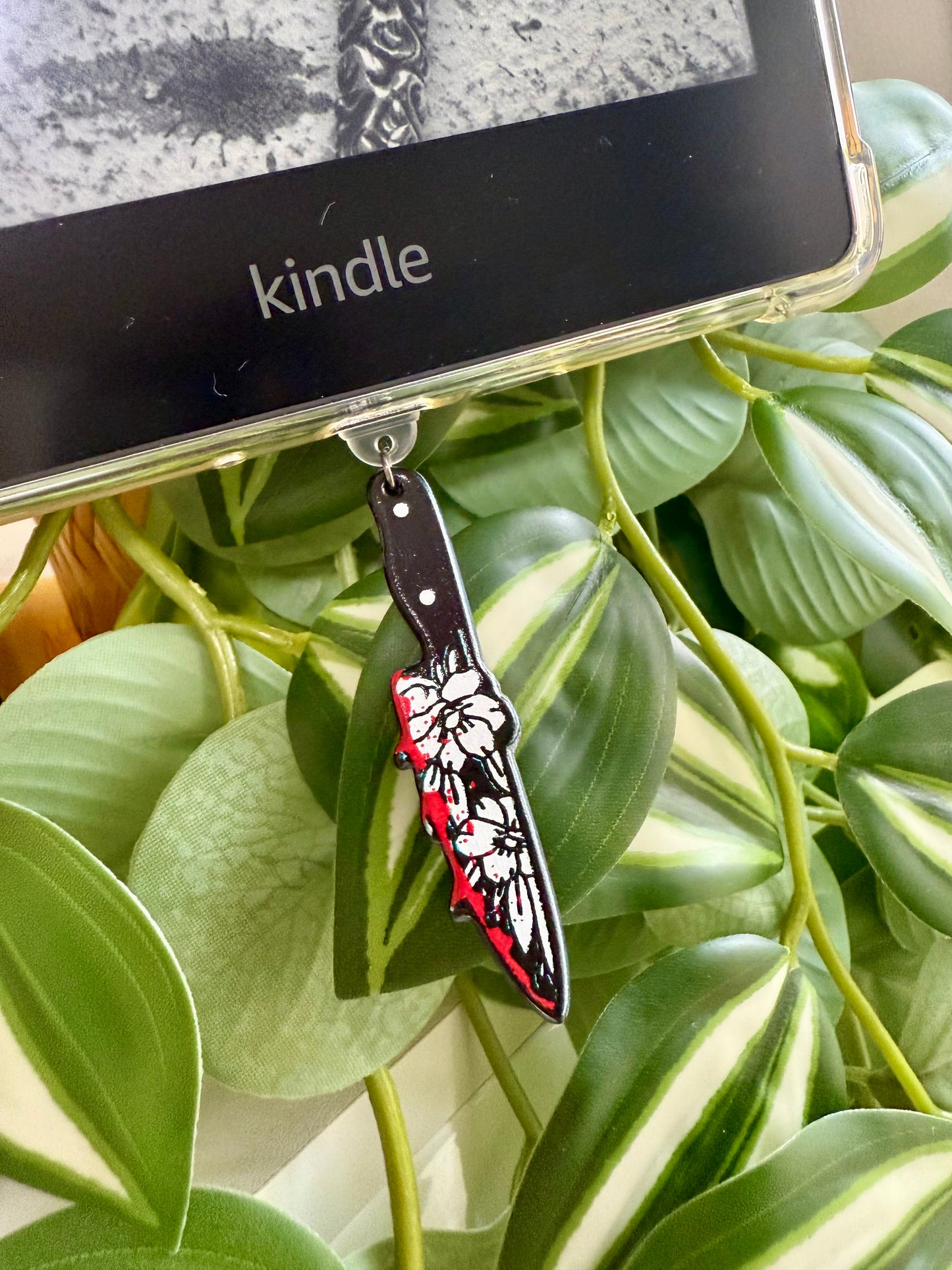 Kindle / E-Reader Thriller Knife Charm